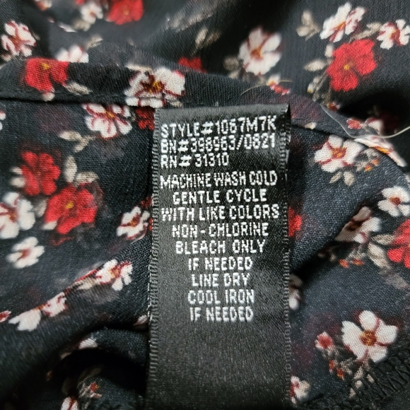 (NWOT) BCX/Size: L/ Red floral longsleeve blouse - Picture 6 of 6